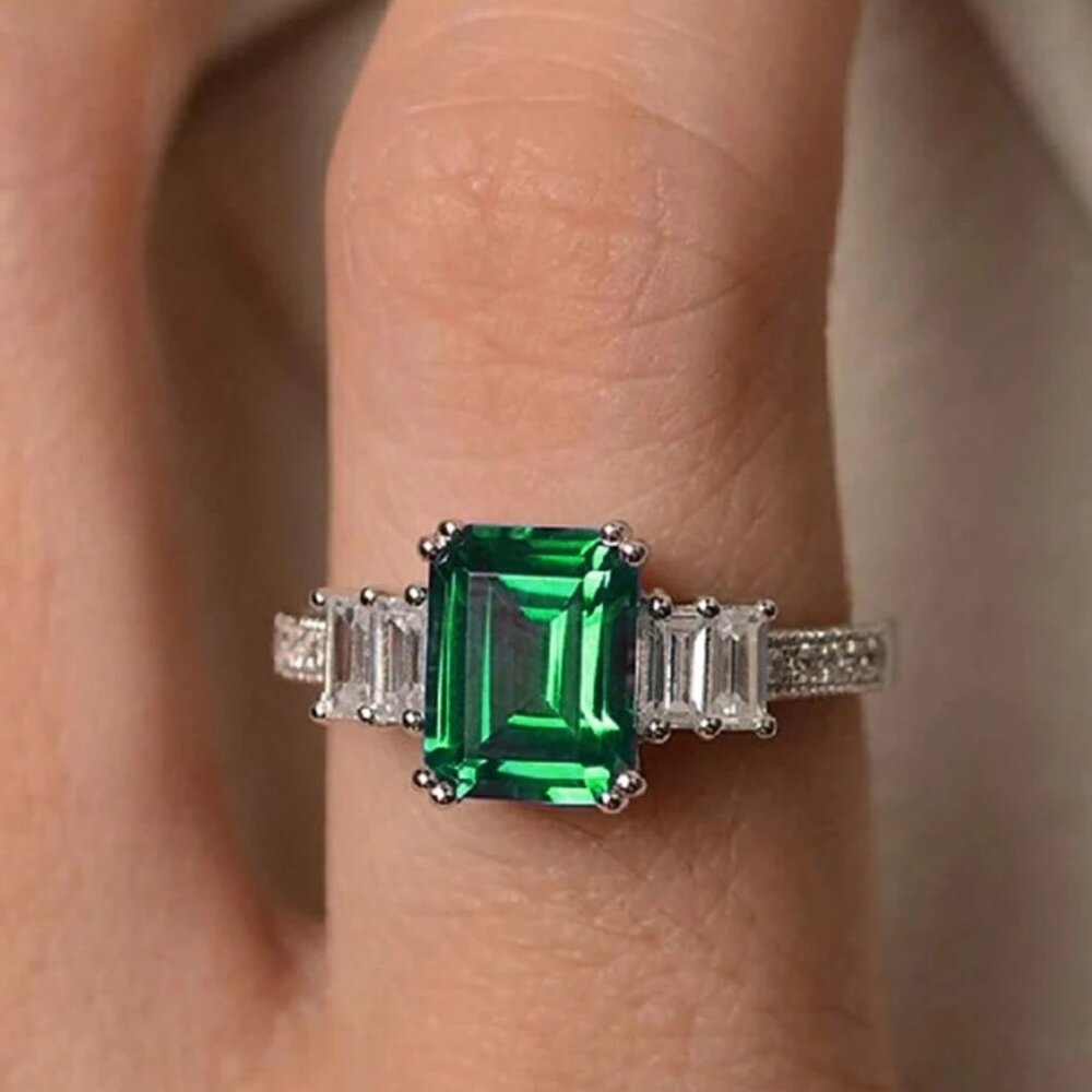 Elegant Green and Silver Women's Ring